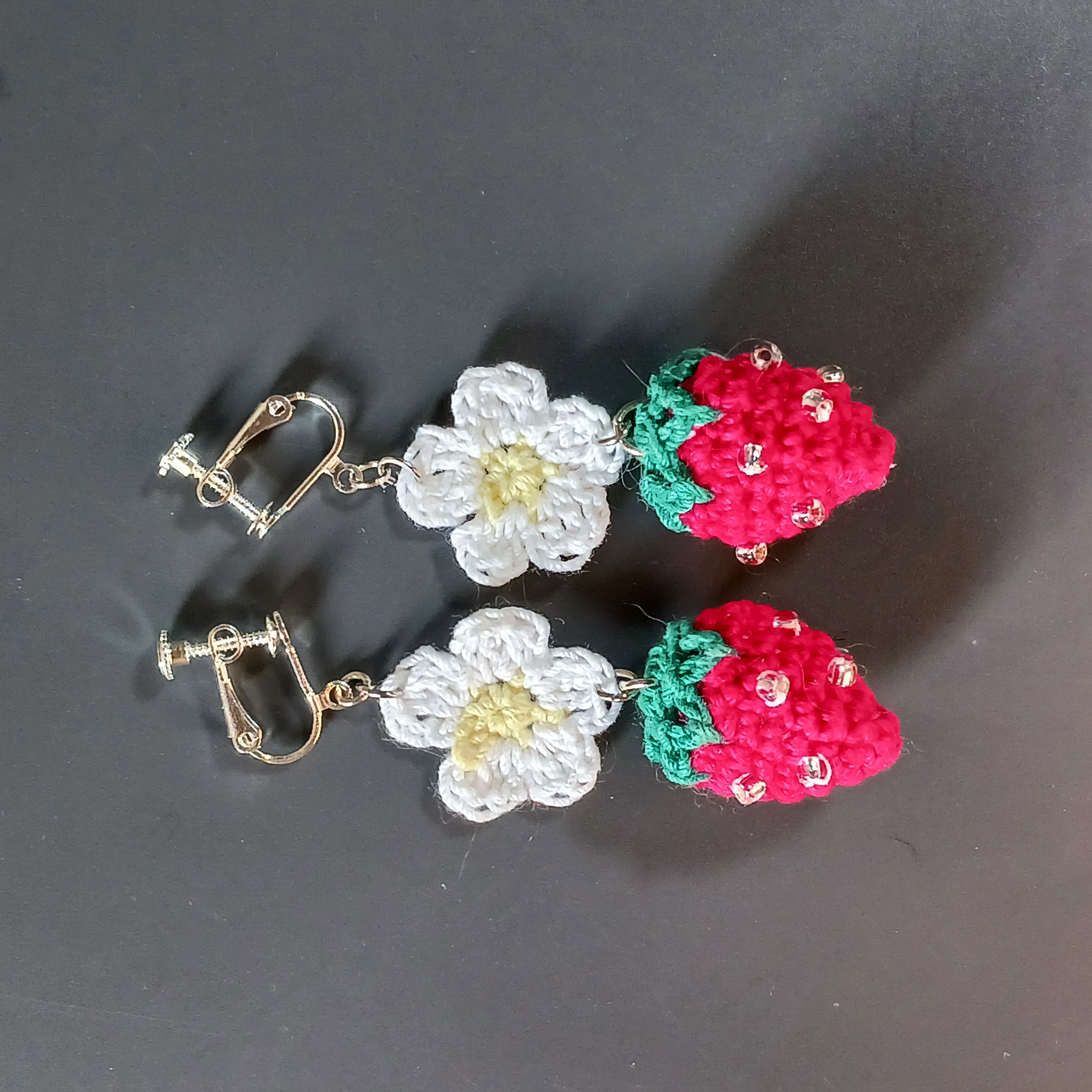 【受注制作】イチゴのイヤリング　ピアス　ハンドメイドの画像