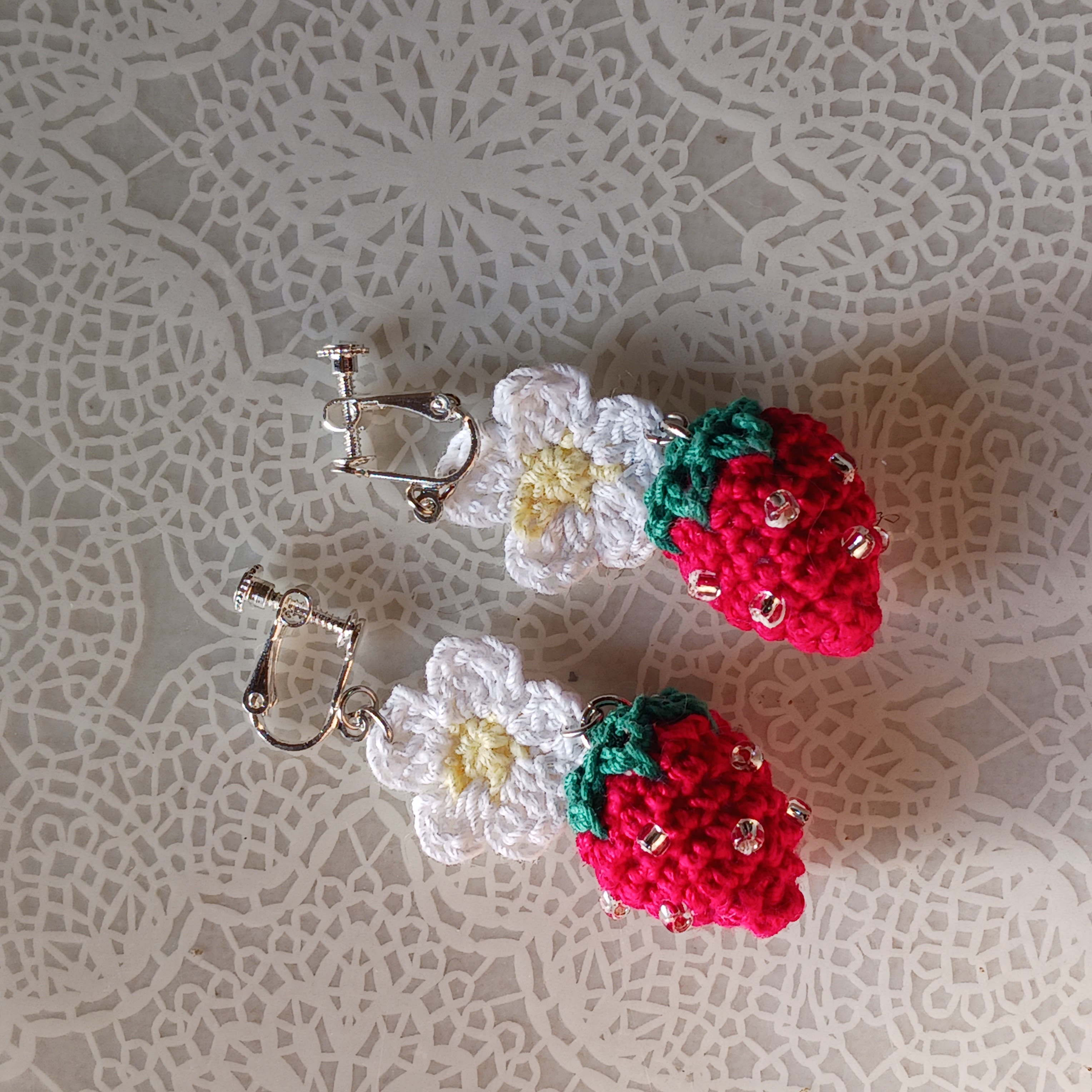 【受注制作】イチゴのイヤリング　ピアス　ハンドメイドの画像