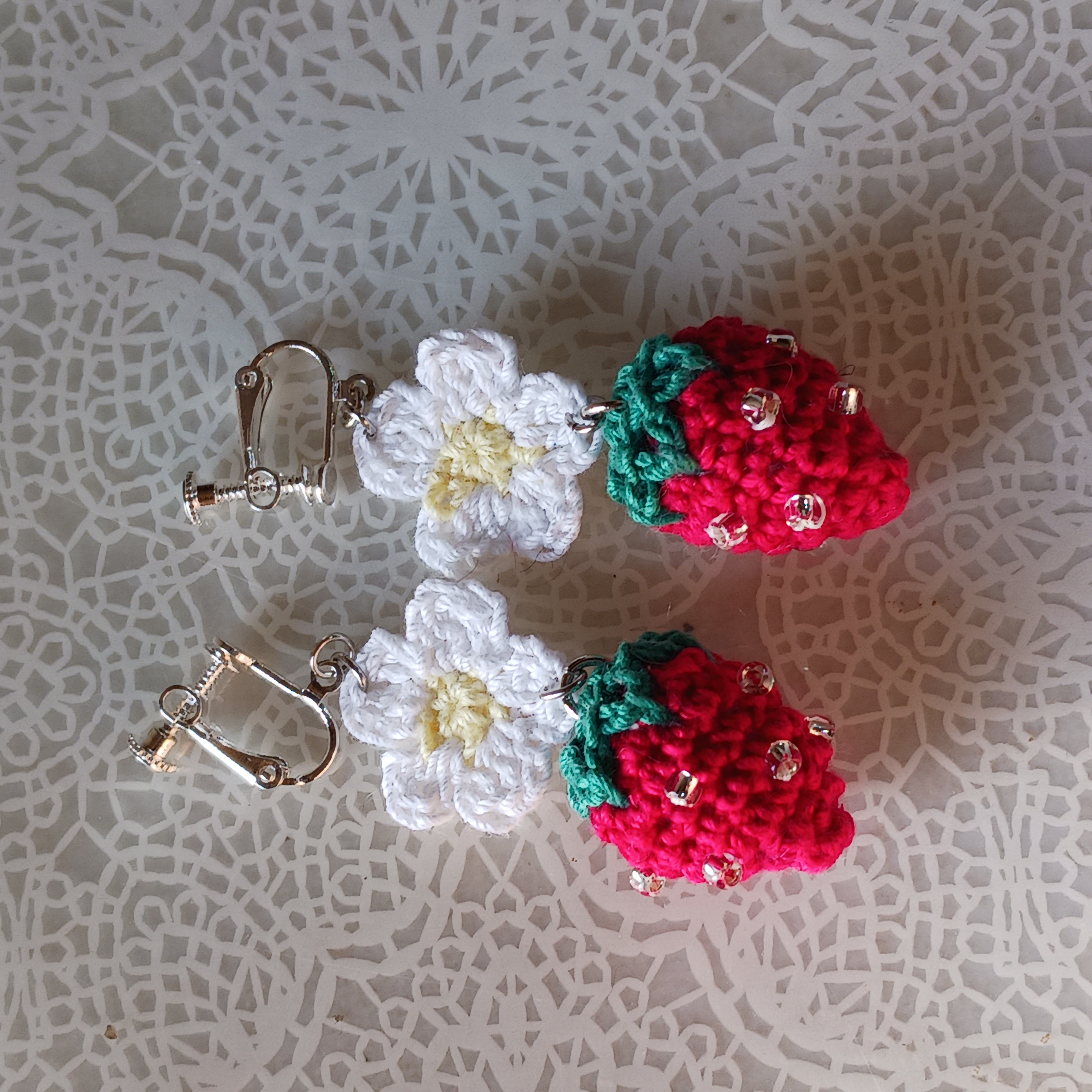 【受注制作】イチゴのイヤリング　ピアス　ハンドメイドの画像