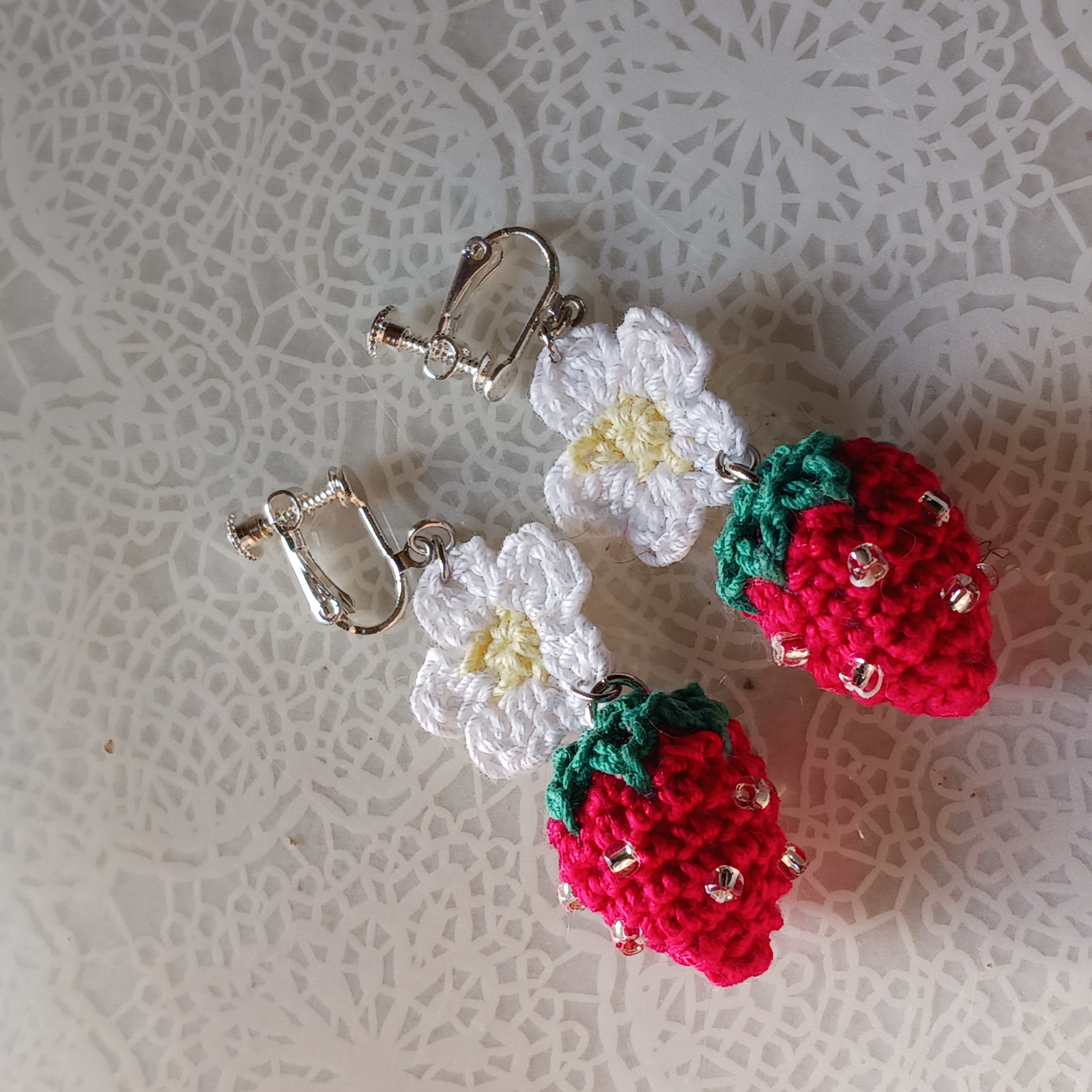 【受注制作】イチゴのイヤリング　ピアス　ハンドメイドの画像