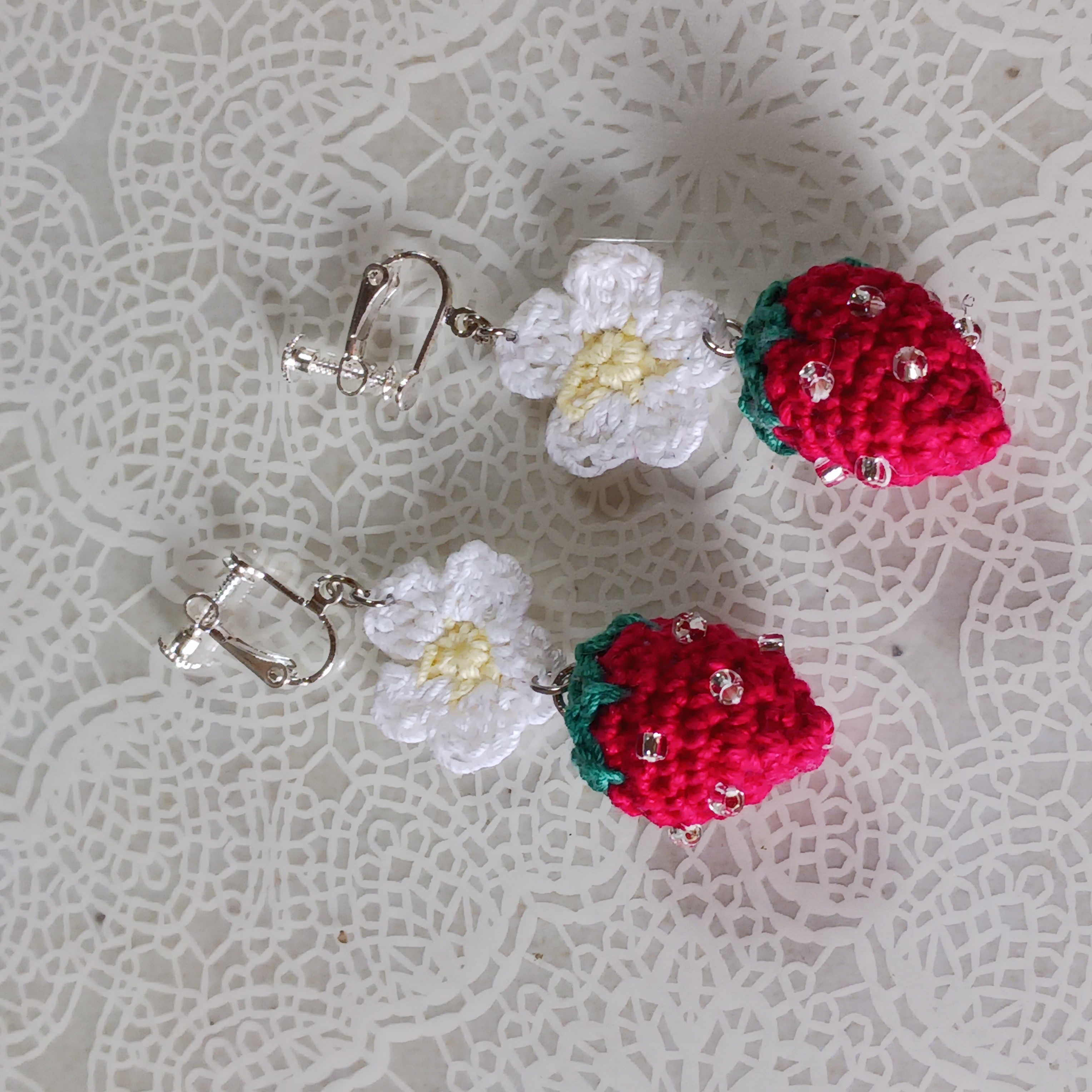 【受注制作】イチゴのイヤリング　ピアス　ハンドメイドの画像