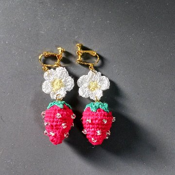 【受注制作】イチゴのイヤリング　ピアス　ハンドメイドの画像