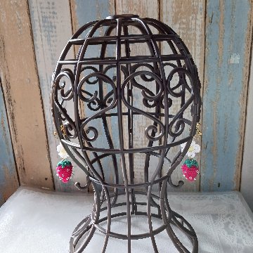 【受注制作】イチゴのイヤリング　ピアス　ハンドメイドの画像