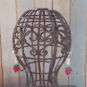 【受注制作】イチゴのイヤリング　ピアス　ハンドメイドの画像