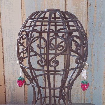 【受注制作】イチゴのイヤリング　ピアス　ハンドメイドの画像