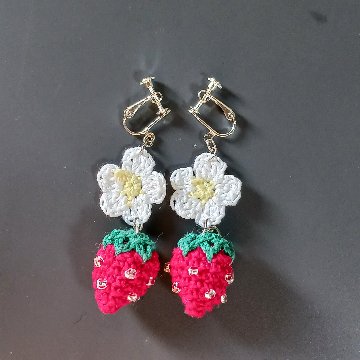 【受注制作】イチゴのイヤリング　ピアス　ハンドメイドの画像