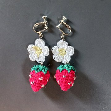 【受注制作】イチゴのイヤリング　ピアス　ハンドメイドの画像