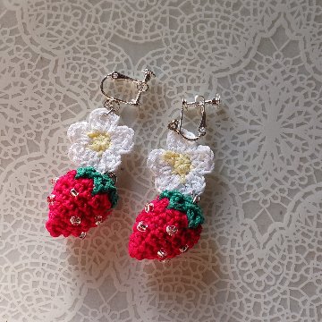 【受注制作】イチゴのイヤリング　ピアス　ハンドメイドの画像
