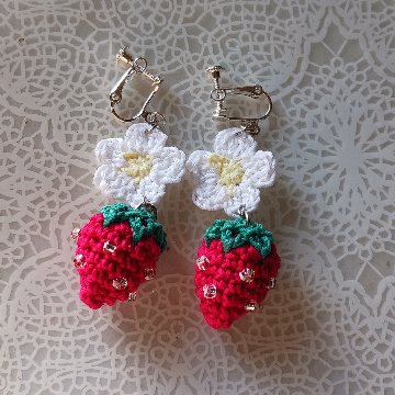 【受注制作】イチゴのイヤリング　ピアス　ハンドメイドの画像