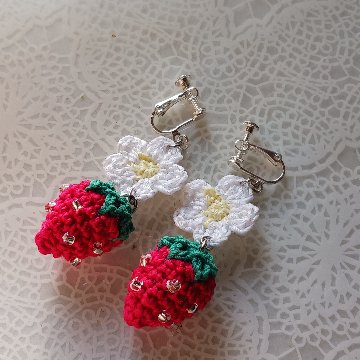 【受注制作】イチゴのイヤリング　ピアス　ハンドメイドの画像