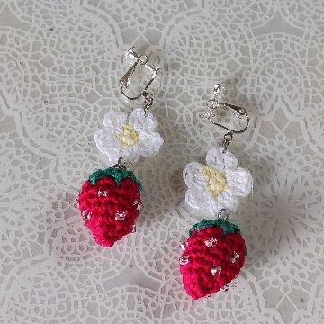 【受注制作】イチゴのイヤリング　ピアス　ハンドメイドの画像
