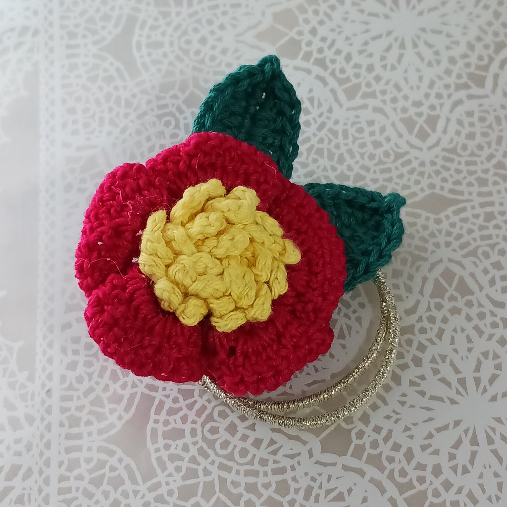 ツバキのヘアゴム かぎ針編みの画像