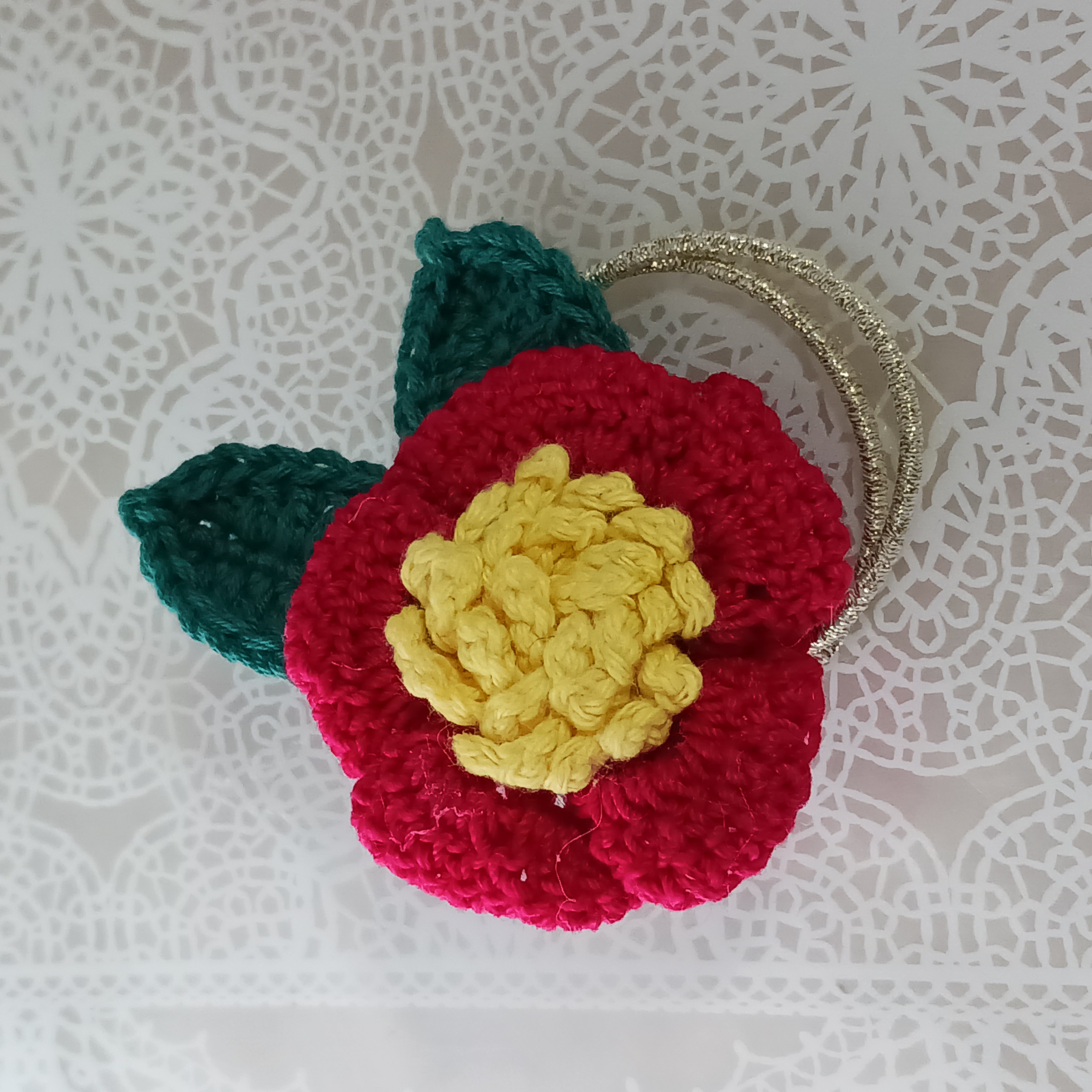 ツバキのヘアゴム かぎ針編みの画像