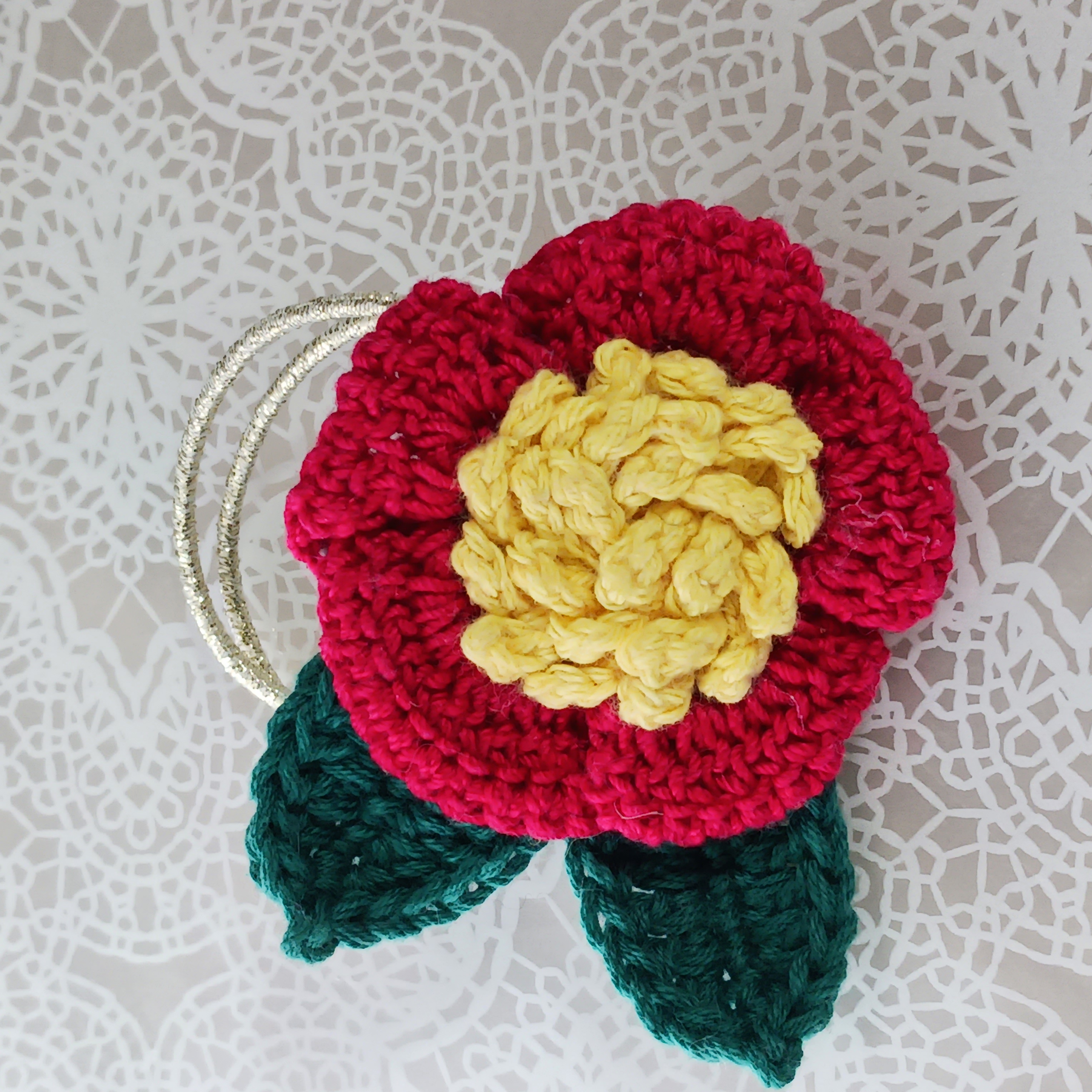 ツバキのヘアゴム かぎ針編みの画像