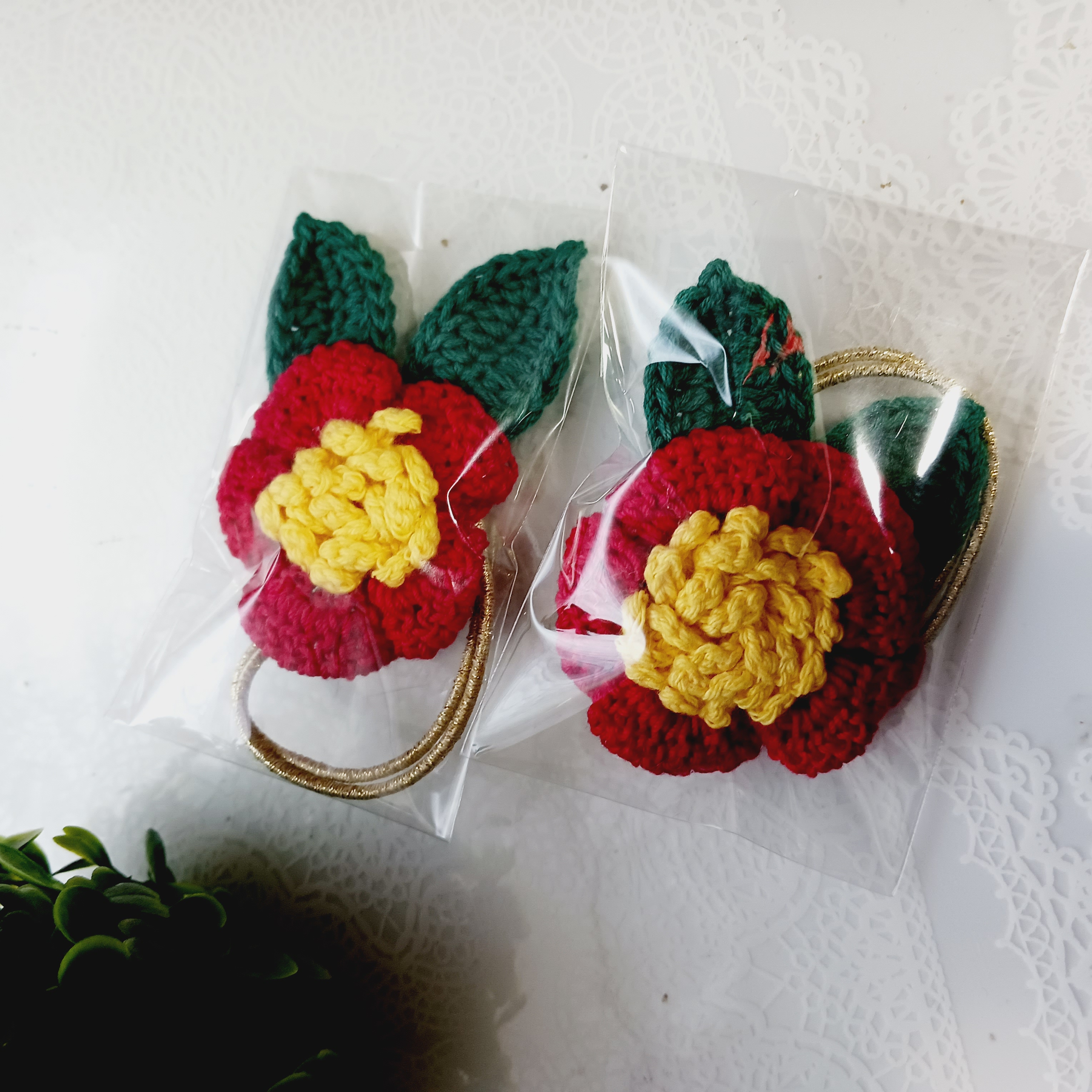 ツバキのヘアゴム かぎ針編みの画像