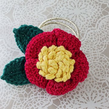 ツバキのヘアゴム かぎ針編みの画像