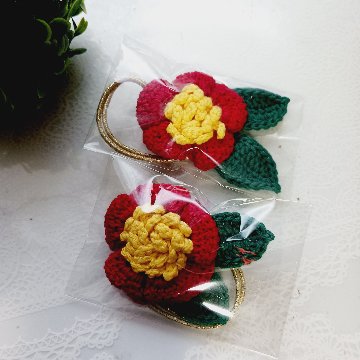 ツバキのヘアゴム かぎ針編みの画像