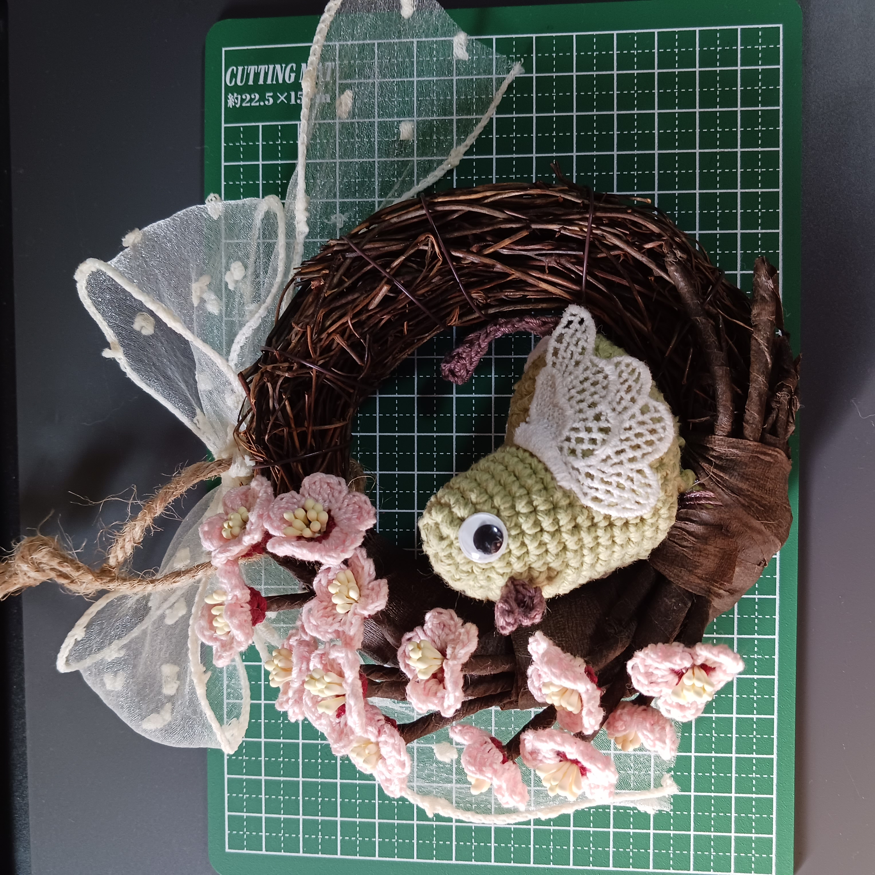 梅とうぐいすのリース ハンドメイド レース編みの画像