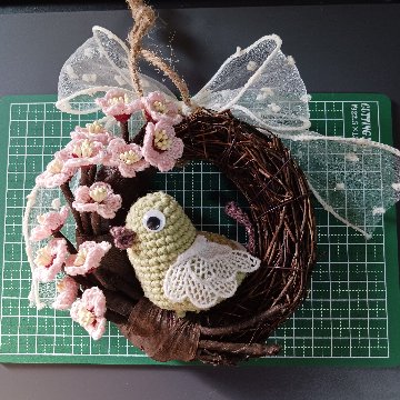 梅とうぐいすのリース ハンドメイド レース編みの画像