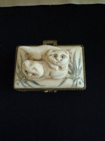 猫モチーフの小物入れ(ボーン素材)の画像