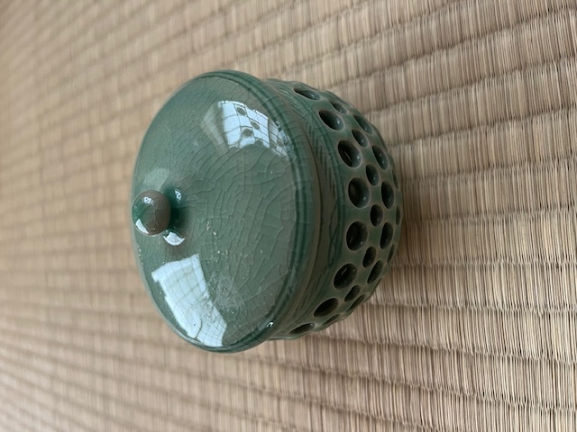 青磁　透かし茶碗の画像