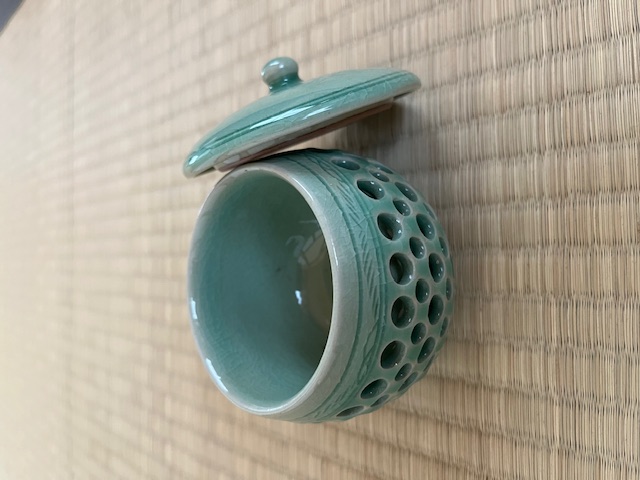 青磁　透かし茶碗の画像