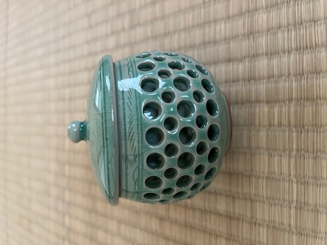 青磁　透かし茶碗の画像
