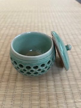 青磁　透かし茶碗の画像