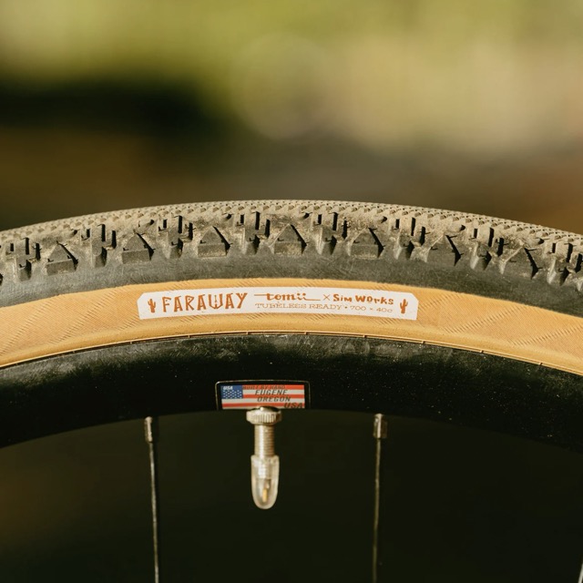 TOMII x SIMWORKS  / Faraway Tire / 700c x 40c / Black x Tan / タイヤの画像