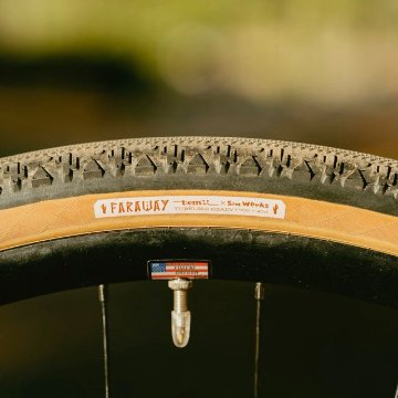 TOMII x SIMWORKS  / Faraway Tire / 700c x 40c / Black x Tan / タイヤの画像