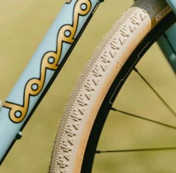 TOMII x SIMWORKS  / Faraway Tire / 700c x 40c / Sand Beige x Tan / タイヤの画像
