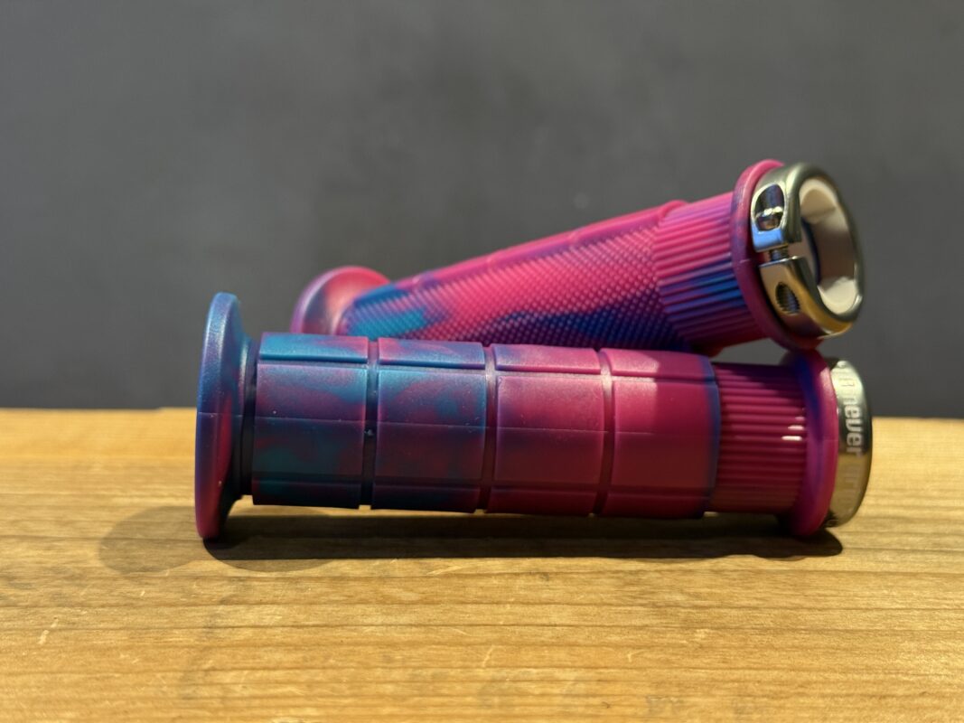 Un Authorized / UA 110 NEVER EVER GRIP / HALFCARAMEL / PINK/BLUEの画像