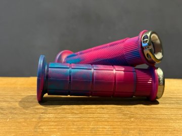 Un Authorized / UA 110 NEVER EVER GRIP / HALFCARAMEL / PINK/BLUEの画像