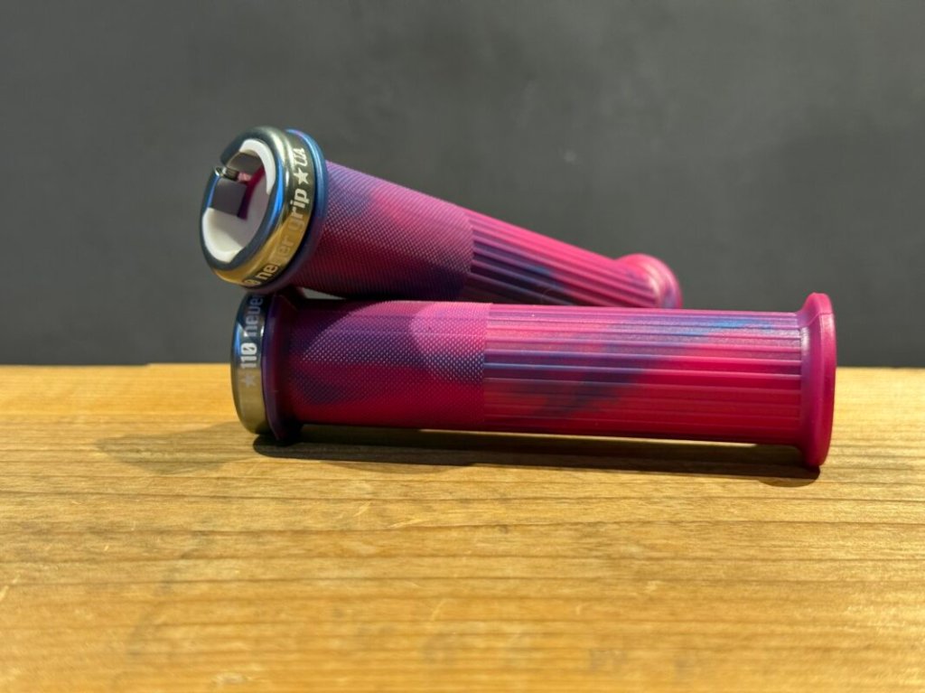 Un Authorized / UA 110 NEVER EVER GRIP / ULTRASLIM /  PINK/BLUEの画像