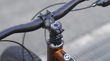 ※在庫あり※　KONA「コナ」 / UNIT X　Gloss Metallic Gold / MDサイズ　完成車の画像