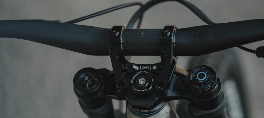 TITEL MTB / FORM Carbon BAR / 35mm / ライズ 35mm / カーボン ハンドルバー / タイトルの画像