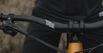 TITEL MTB / FORM Carbon BAR / 35mm / ライズ 35mm / カーボン ハンドルバー / タイトルの画像