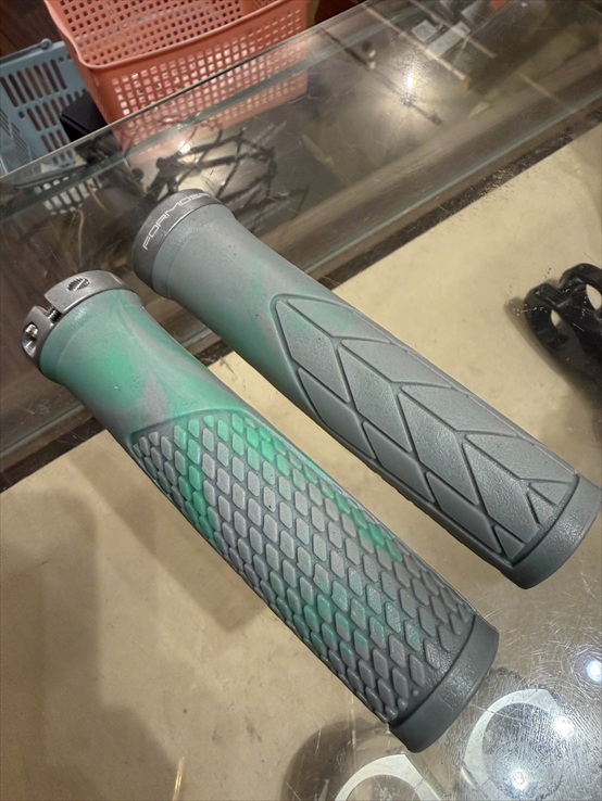 FORMOSA Grip / SuperSport  / レーシングクーラント（グレーとライム）の画像