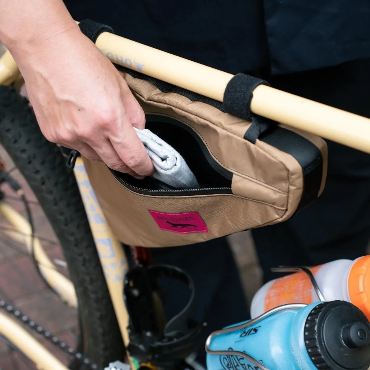 Swift Industries / Giddy up wedge frame bag / (ecopak/coyote) の画像