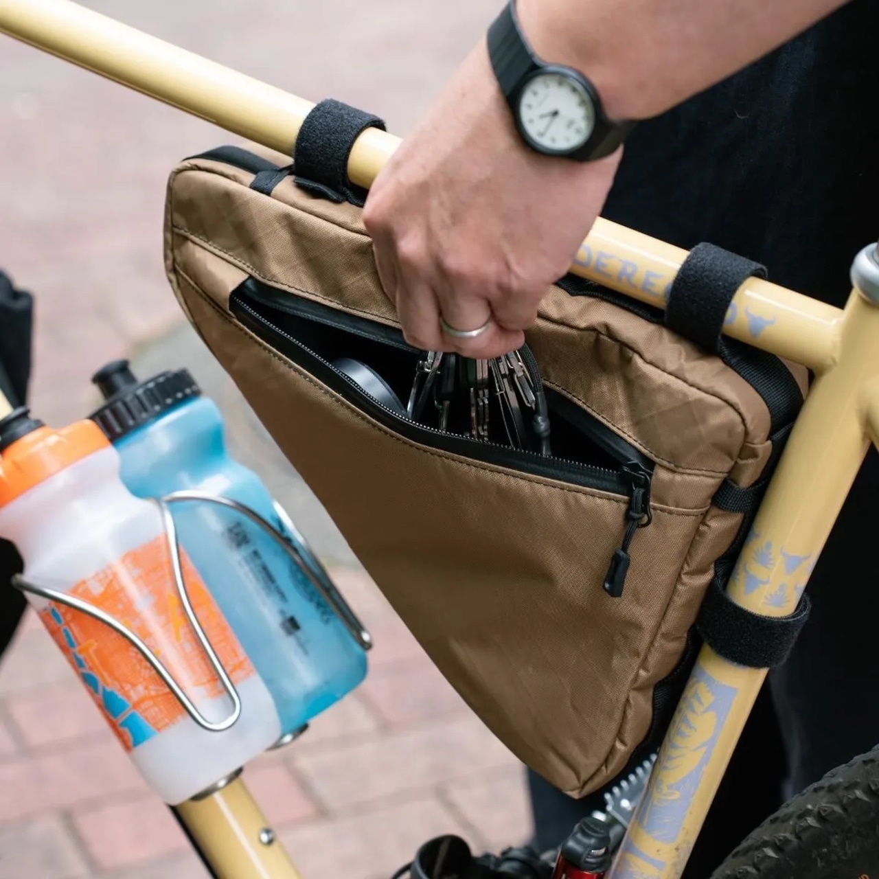 Swift Industries / Giddy up wedge frame bag / (ecopak/coyote) の画像
