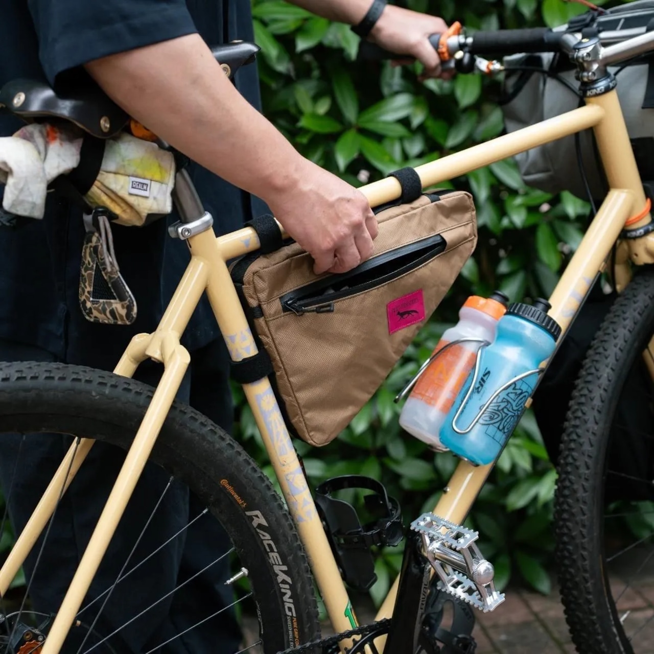 Swift Industries / Giddy up wedge frame bag / (ecopak/coyote) の画像