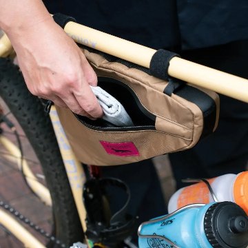 Swift Industries / Giddy up wedge frame bag / (ecopak/coyote) の画像