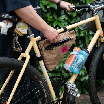 Swift Industries / Giddy up wedge frame bag / (ecopak/coyote) の画像
