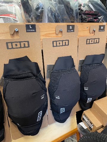 ION（アイオン）/ KNEE PADS [K-SLEEVE] 膝用プロテクション　プロテクターの画像