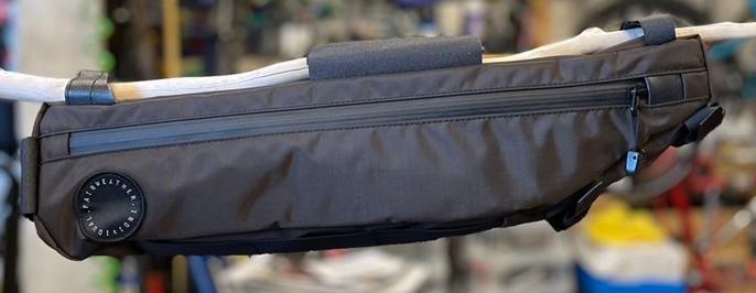 hide メモリアルフェザーフレーム FAIRWEATHER* frame bag (olive) - BLUE LUG ONLINE STORE