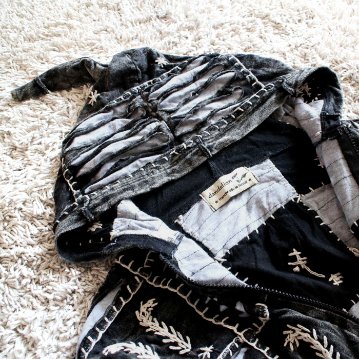 ダメージ加工＊星＆蔦モチーフ刺繍＊ドロップショルダー＊とんがりフードジャケット＊ユニセックス＊の画像