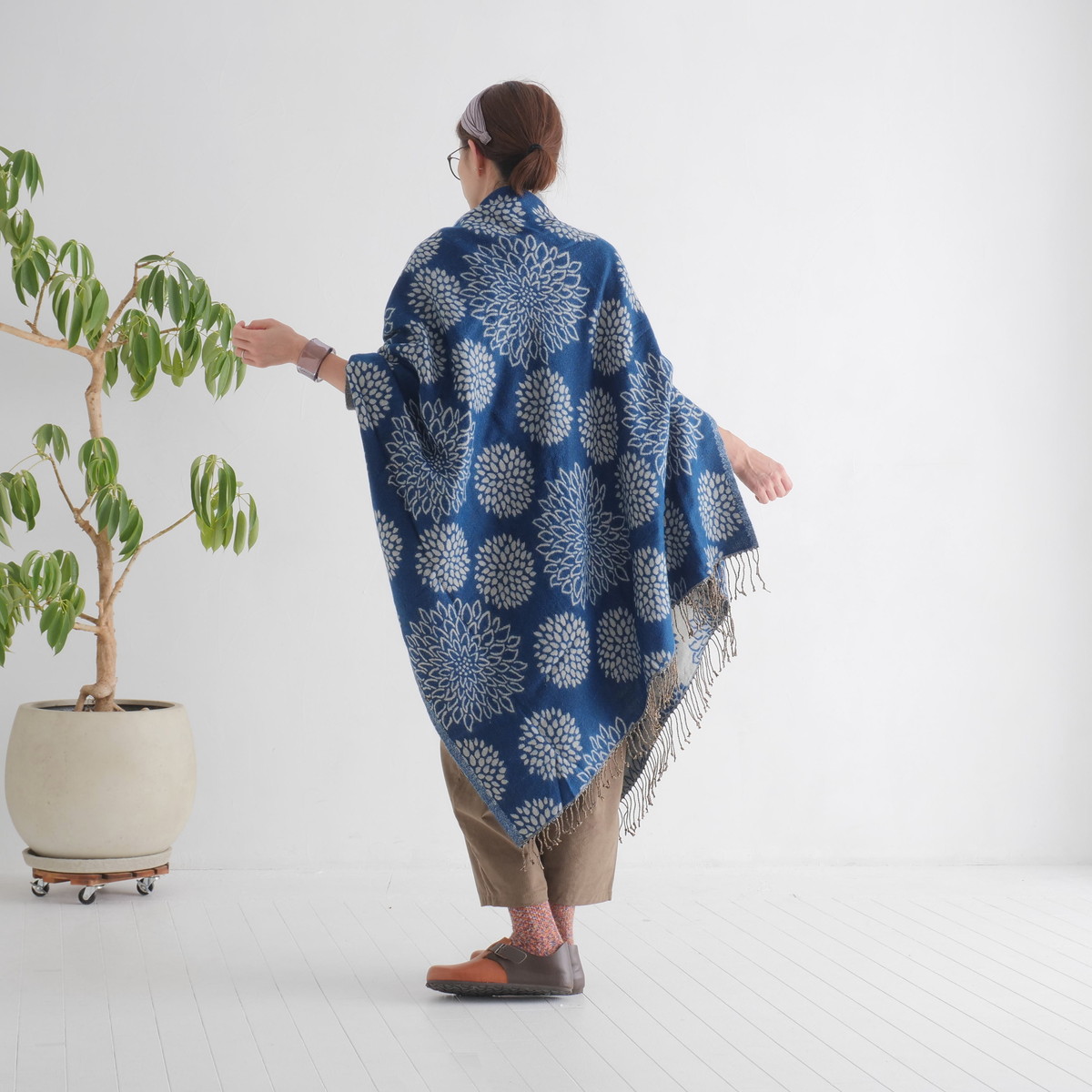 再販＊羽織るだけでお洒落度ＵＰ＊3Way＊リバーシブル＊起毛ダリア柄大判ストール＊の画像