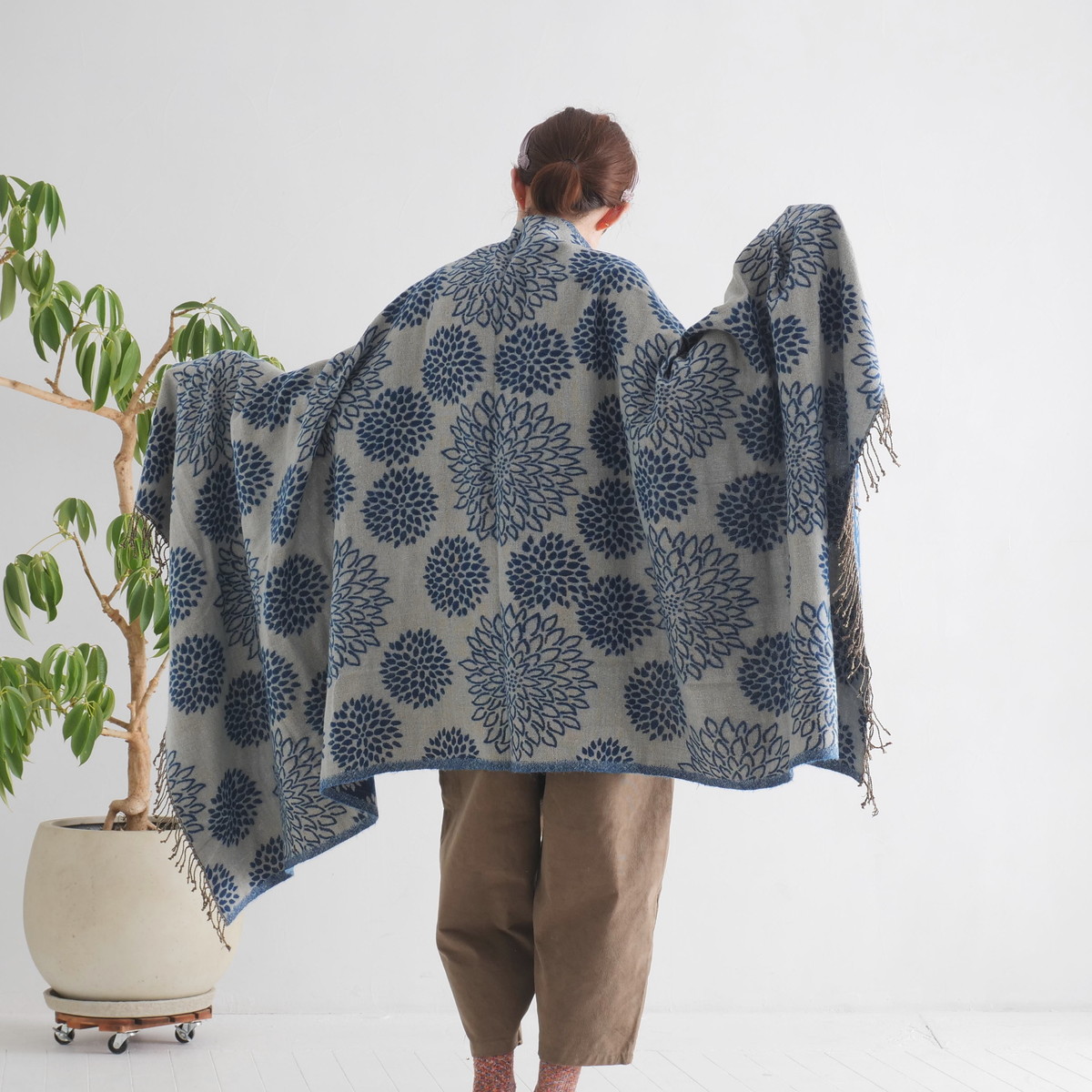 再販＊羽織るだけでお洒落度ＵＰ＊3Way＊リバーシブル＊起毛ダリア柄大判ストール＊の画像