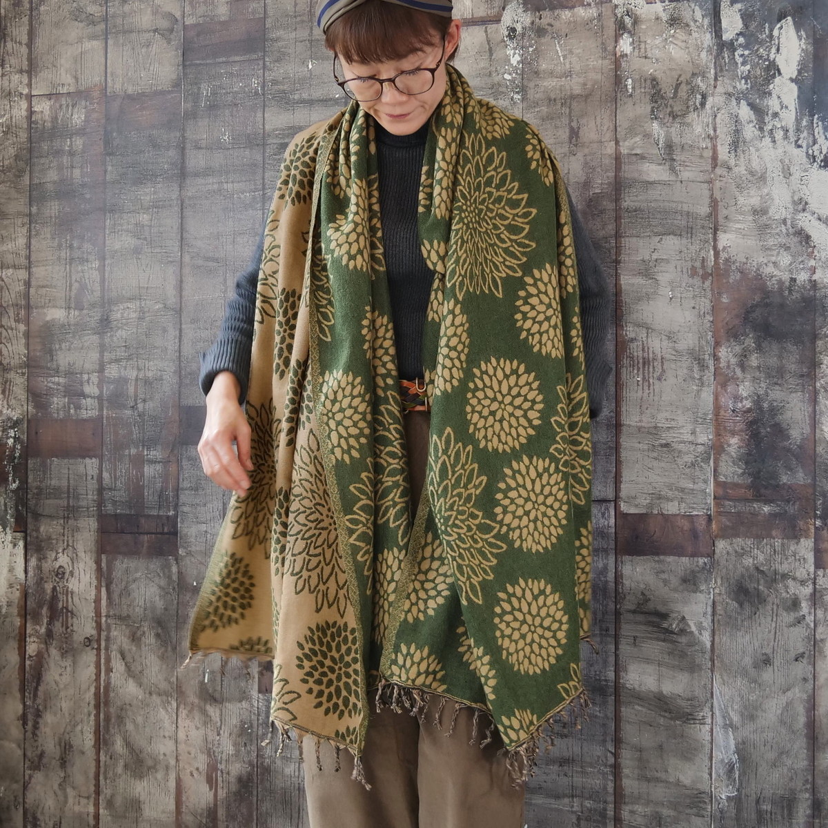 再販＊羽織るだけでお洒落度ＵＰ＊3Way＊リバーシブル＊起毛ダリア柄大判ストール＊の画像