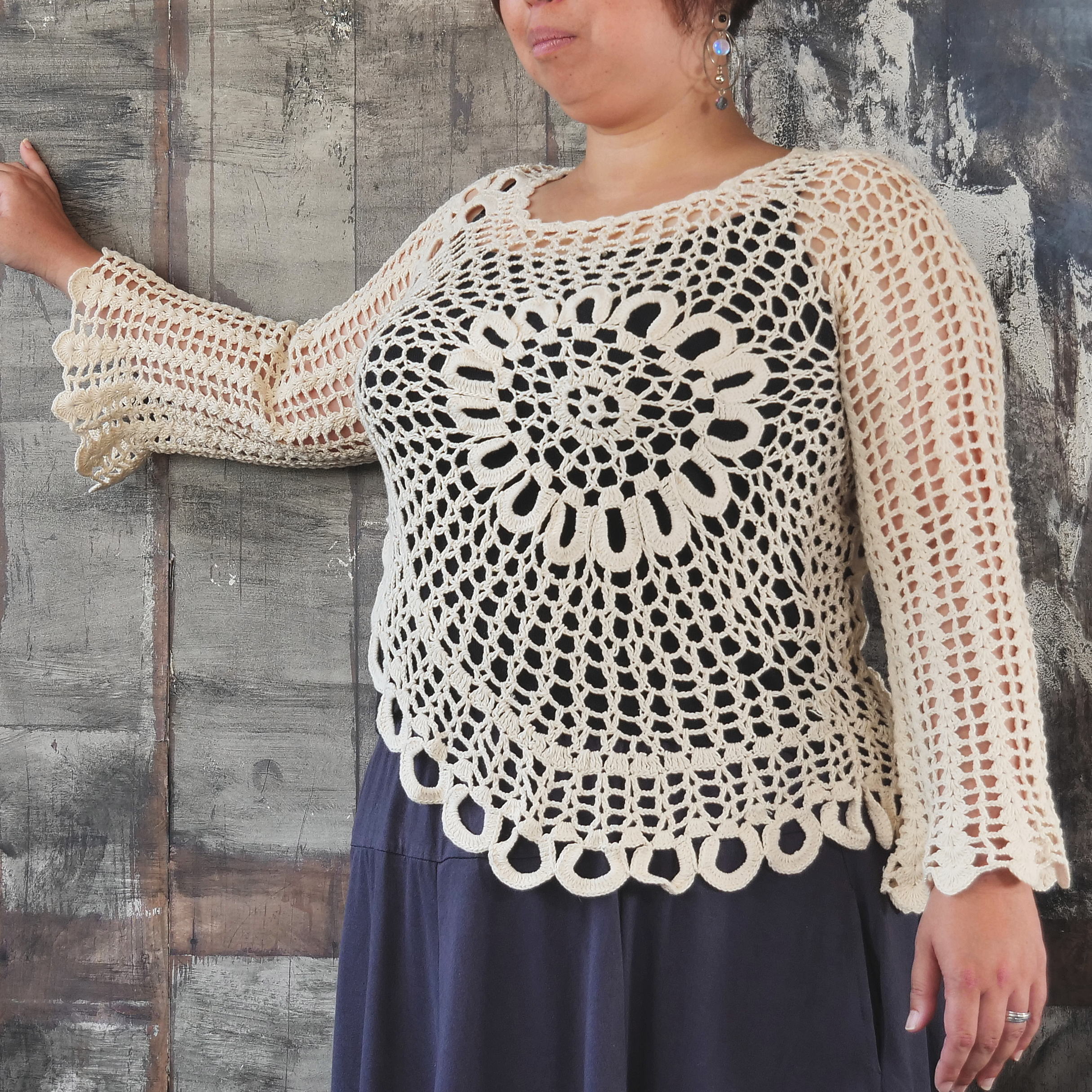 サイズ４展開＊ざっくりとした編み感＊かぎ針＊花模様編み＊フレア袖＊コットン素材＊トップス＊手編み＊dandelion＊ネパール＊d-tp505Rの画像